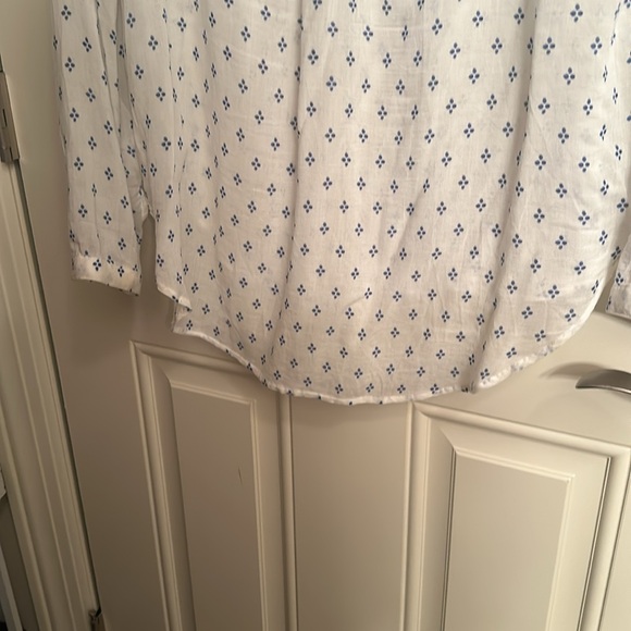 Cloth and Stone Printed Buttondown Shirt. Blue/white. Size Medium - Picture 7 of 7